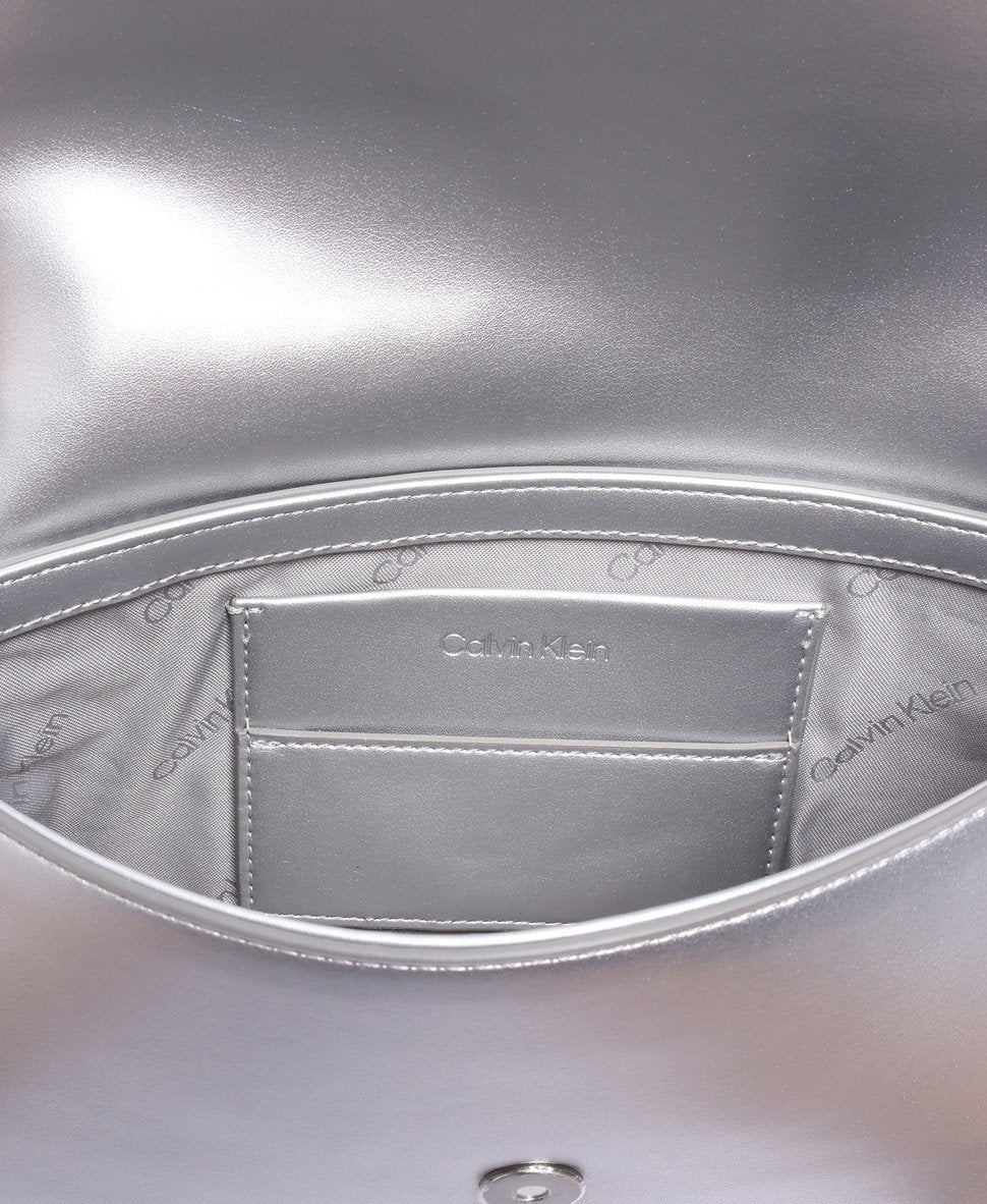 Calvin Klein kabelka přes rameno Stříbrná 3