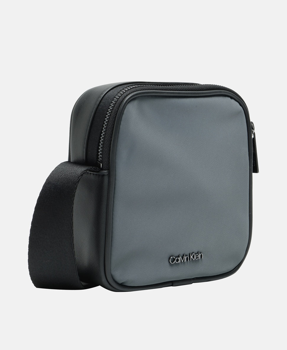 Calvin Klein taška messenger Šedá 1