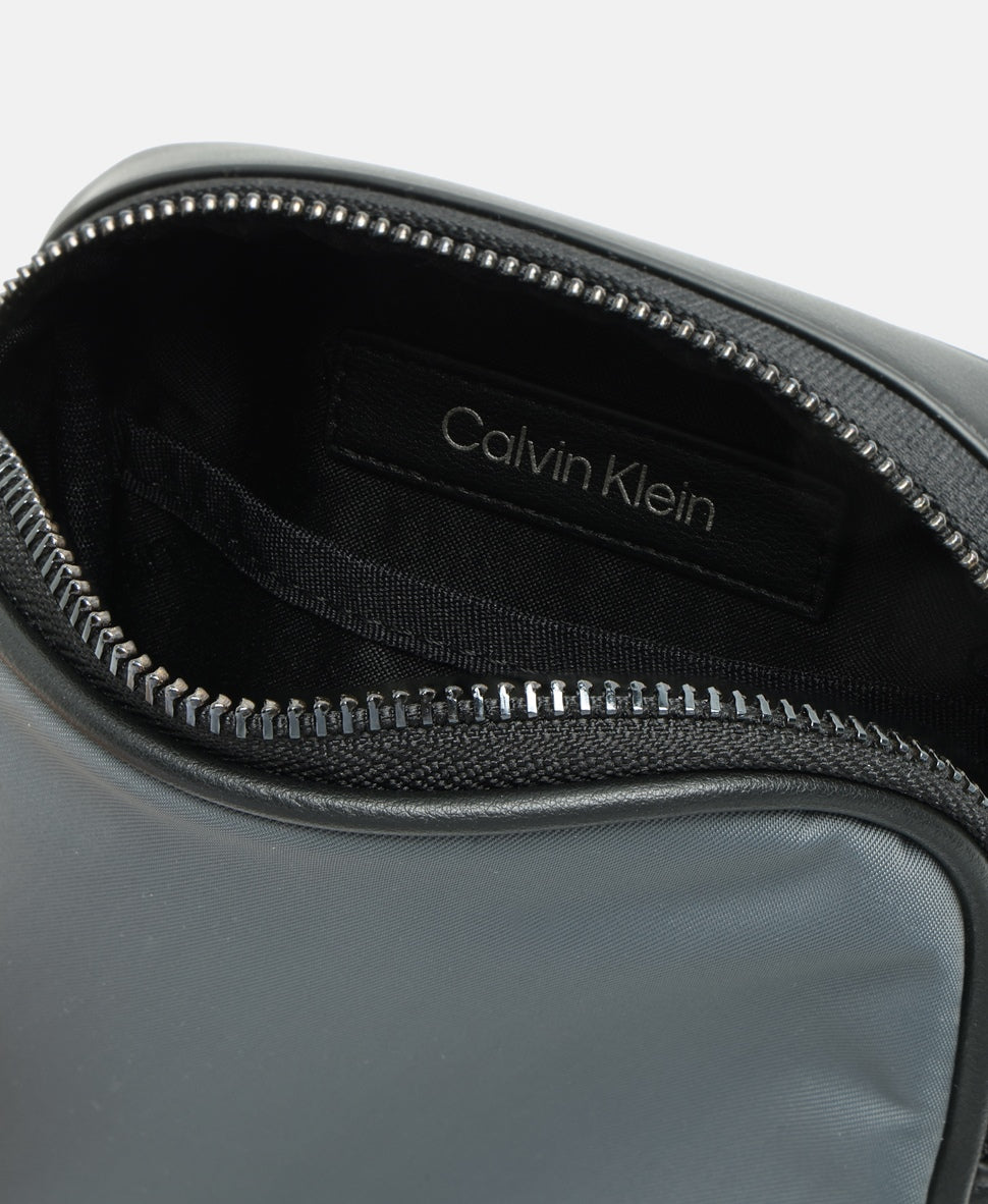 Calvin Klein taška messenger Šedá 3