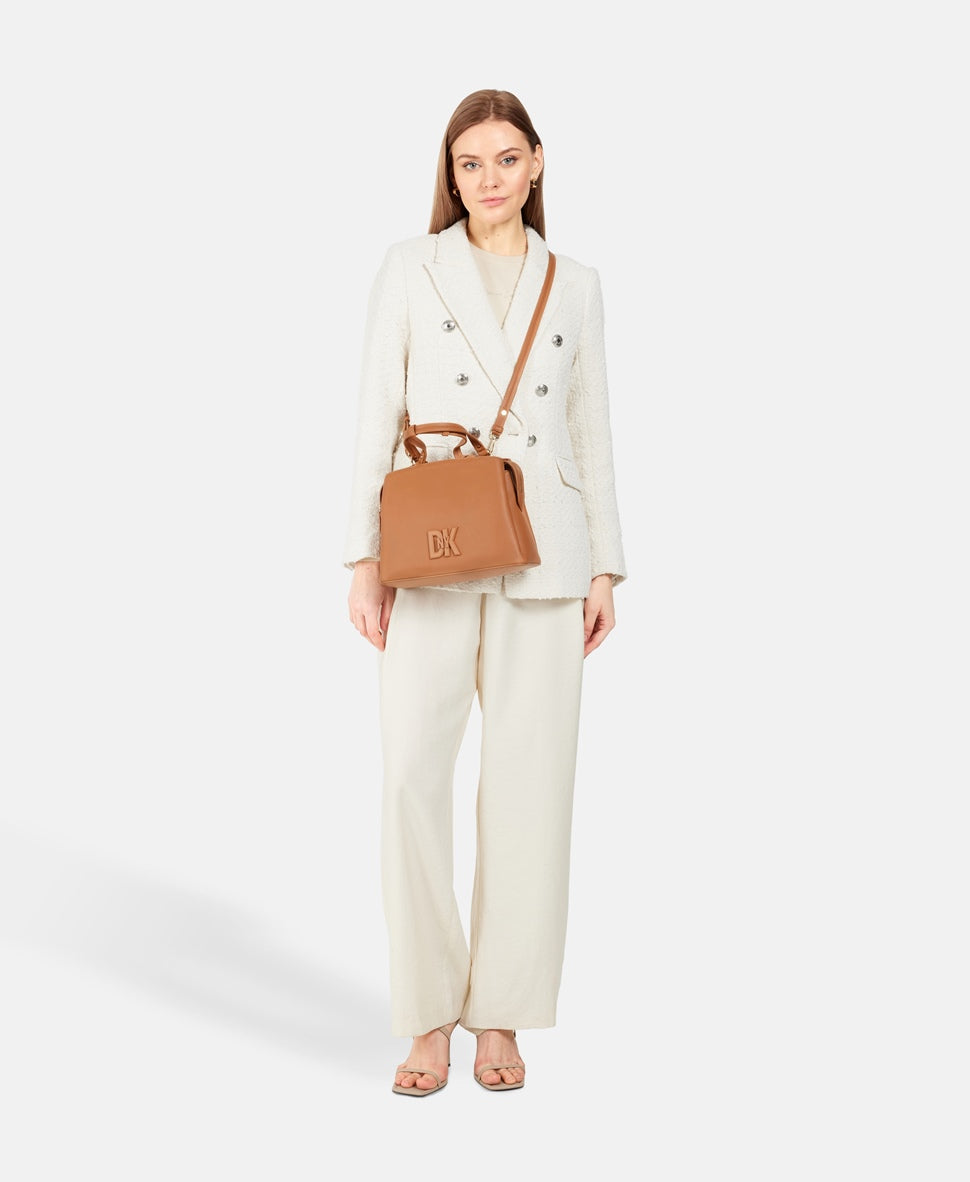DKNY Kožená messenger taška Karamelová 5