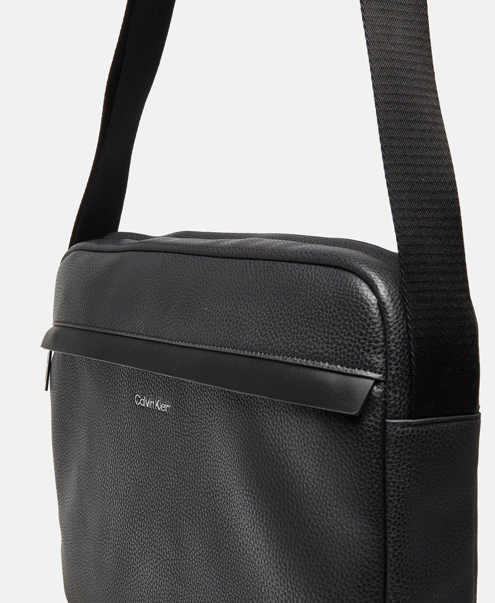 Calvin Klein taška messenger Černá 2