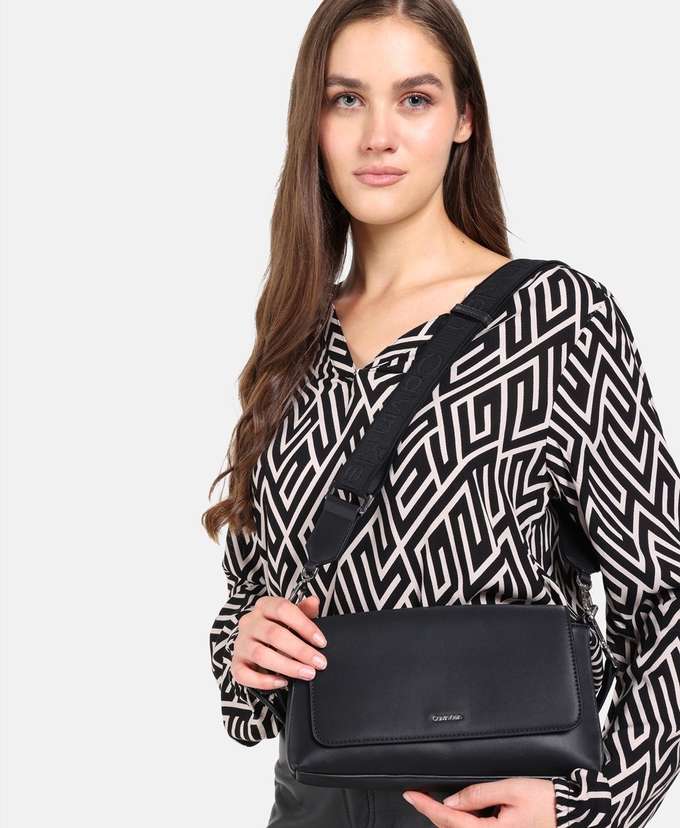 Calvin Klein kabelka přes rameno Černá 5