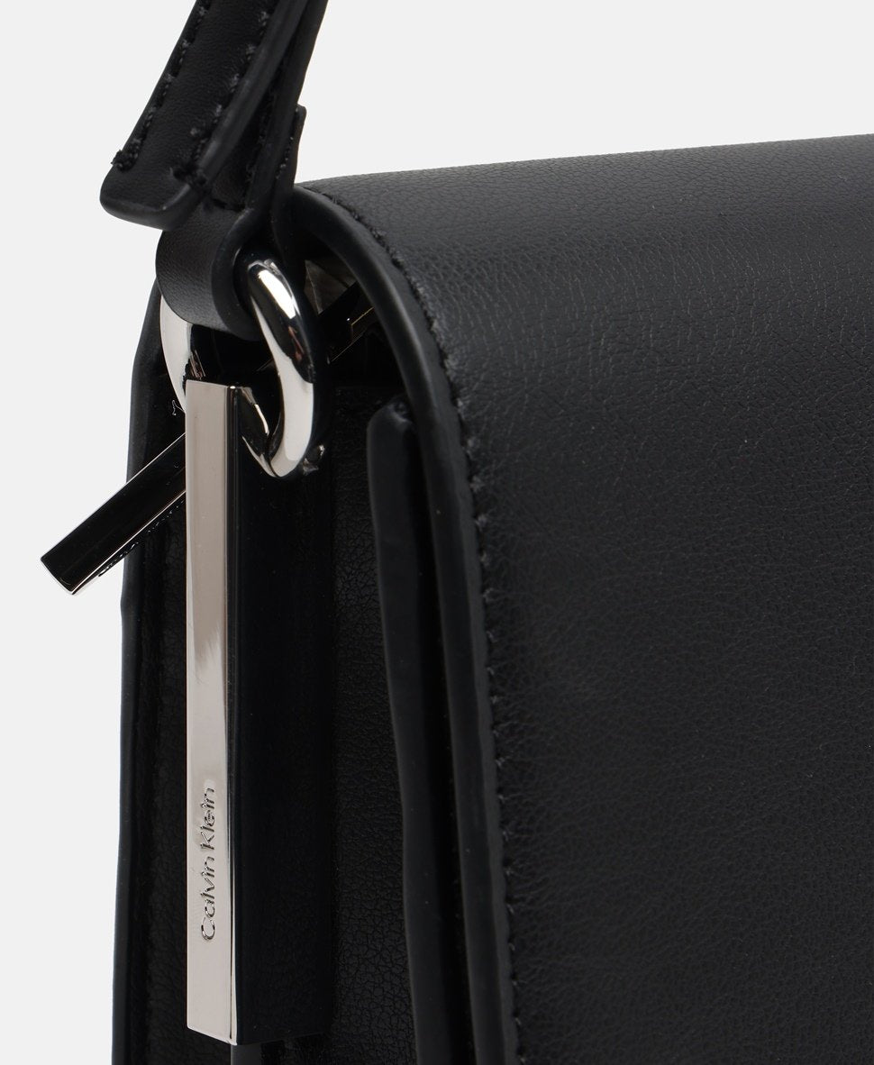 Calvin Klein kabelka přes rameno Černá 2