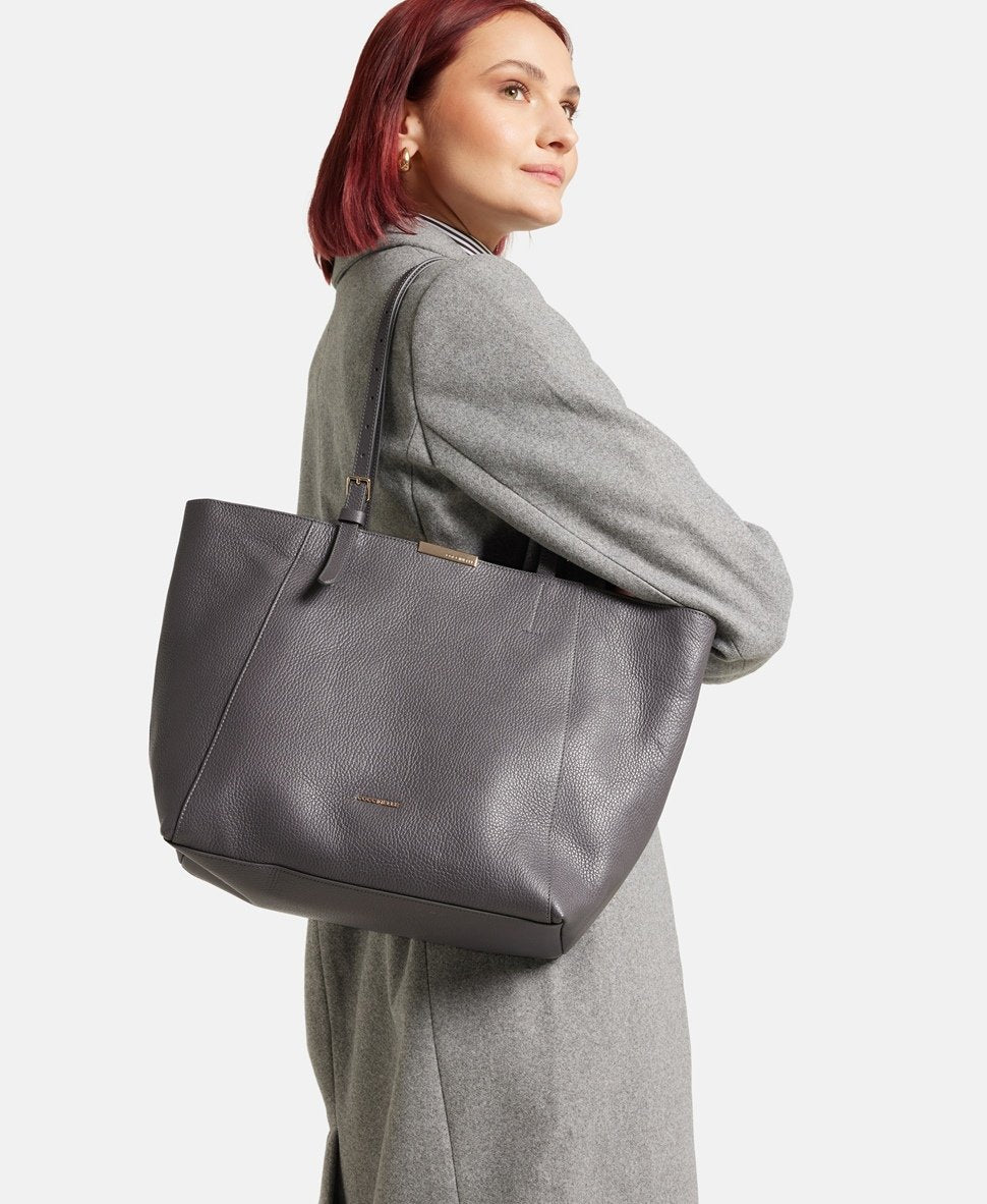 Coccinelle kožená kabelka shopper Šedá 5