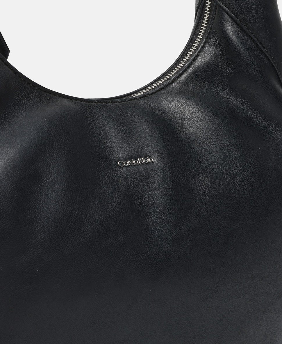 Calvin Klein kabelka přes rameno Černá 2