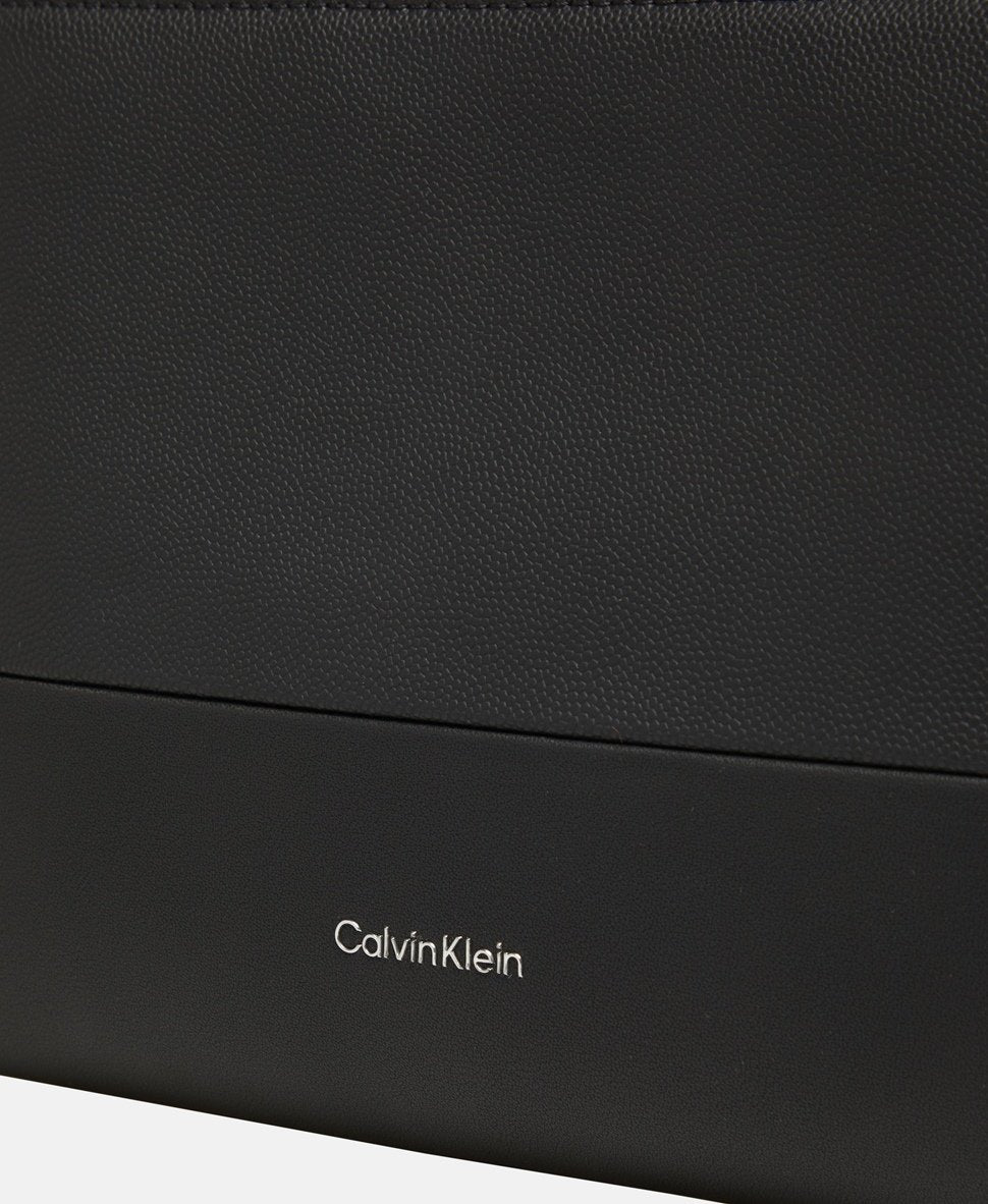 Calvin Klein taška na prádlo Černá 2